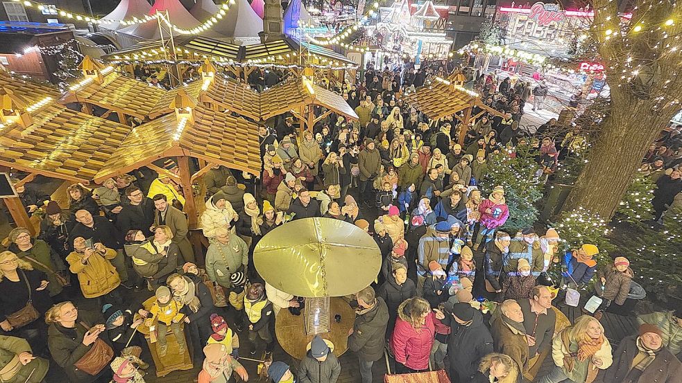 Zur Eröffnung am Montagabend versammelten sich die Besucherinnen und Besucher. Foto: Bodo Wolters