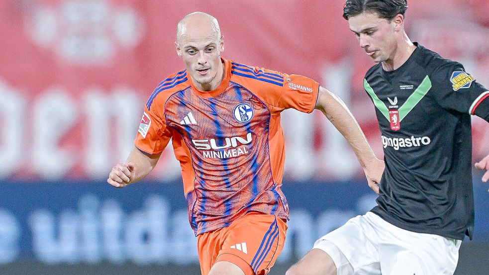 Tim Dietrich (links) hat sich mit starken Leistungen in der Reserve des FC Schalke 04 in den Fokus der ersten Mannschaft gespielt. Foto: Imago