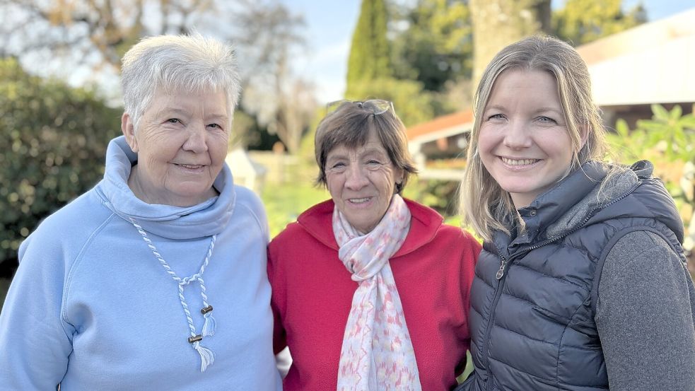 Adele Bleeker (von links), Elke Gode und Pastorin Imke Raabe-Scheibling wollen Menschen in Ostgroßefehn zusammenbringen. Foto: Nicole Böning