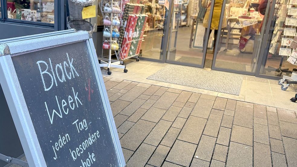 Auch beim Auricher Schreibwarengeschäft Abegg ist die Black Week angekommen. Foto: Eva van Loh