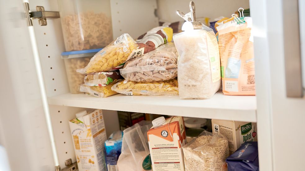 Vorratshaltung macht Sinn. Mit wenigen zusätzlichen lang haltbaren Lebensmitteln schmeckt auch das Essen aus dem Notvorrat. Symbolfoto: Annette Riedl/dpa