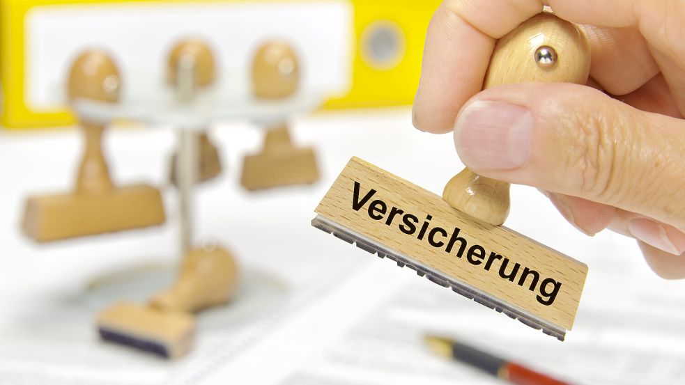 Ein Experte der Verbraucherzentrale Niedersachsen klärt über die wichtigsten Versicherungen auf. Foto: imago images/Wolfilser