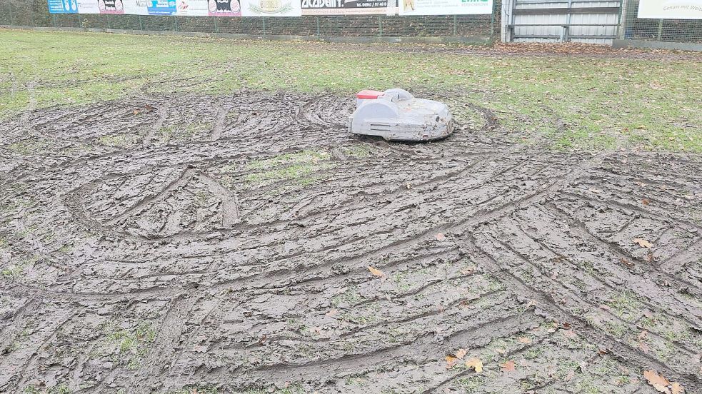 Der Mähroboter zerstörte Mitte November Teile einer Spielhälfte des A-Platzes der SG Egels-Popens. Foto: Verein