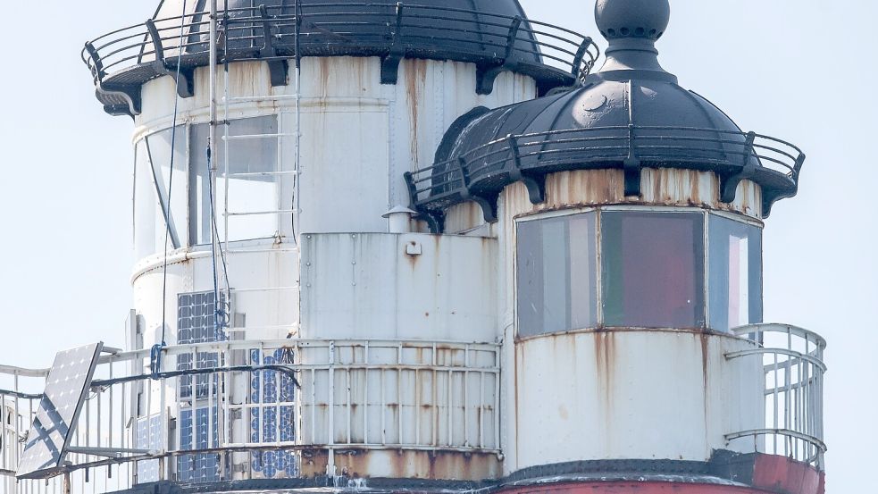 In der Außenweser steht der Leuchtturm Roter Sand. Foto: Sina Schuldt/dpa