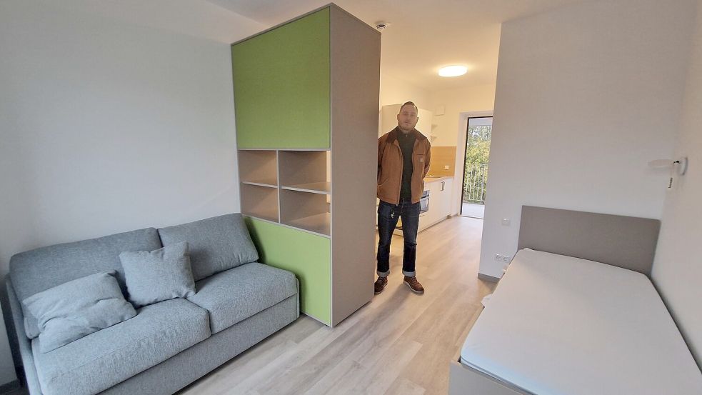 Einrichtungsleiter Kevin Buntjer zeigt eines der Ein-Zimmer-Appartements im Neubau des Hauses Fresena. Foto: Tatjana Gettkowski