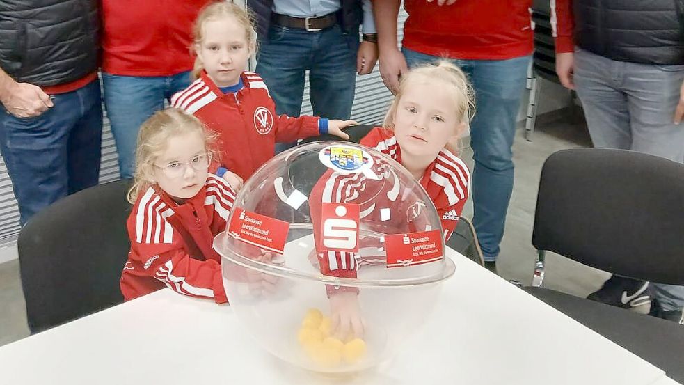 Drei Mädchen Lernke Rieks (von links nach rechts), Martje Rieks und Fenna Smidt hatten am Mittwoch einen Auftritt als Losfeen. Foto: Privat