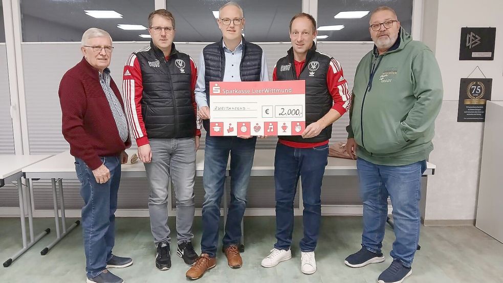 Die Sparkasse (Mitte Ralf Theile) ist wieder Sponsor und Namensgeber der Leeraner Futsall-Kreismeisterschaft. Darüber freuen sich Jonny Schön (links) und Holger Hokema (rechts) vom Fußballkreis Ostfriesland sowie Jens Kruse (Zweiter von links) und Bernhard Lübbers (Zweiter von rechts) vom TV Bunde. Foto: Privat