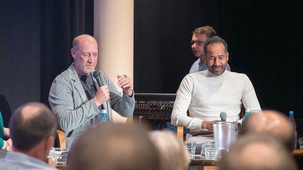 Zwei Menschen, die viel für den VfL Osnabrück geleistet haben – als Spieler und Trainer: VfL-Sportdirektor Joe Enochs (li.) und Daniel Thioune, Aufstiegstrainer von 2018/19. Foto: Steve Weber