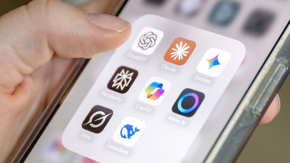 Auf einem Smartphone-Bildschirm sind mehrere KI-Anwendungen zu sehen, darunter ChatGPT, Claude, Gemini, Perplexity, Microsoft Copilot, Meta AI, Grok und DeepSeek. Foto: Philip Dulian/dpa