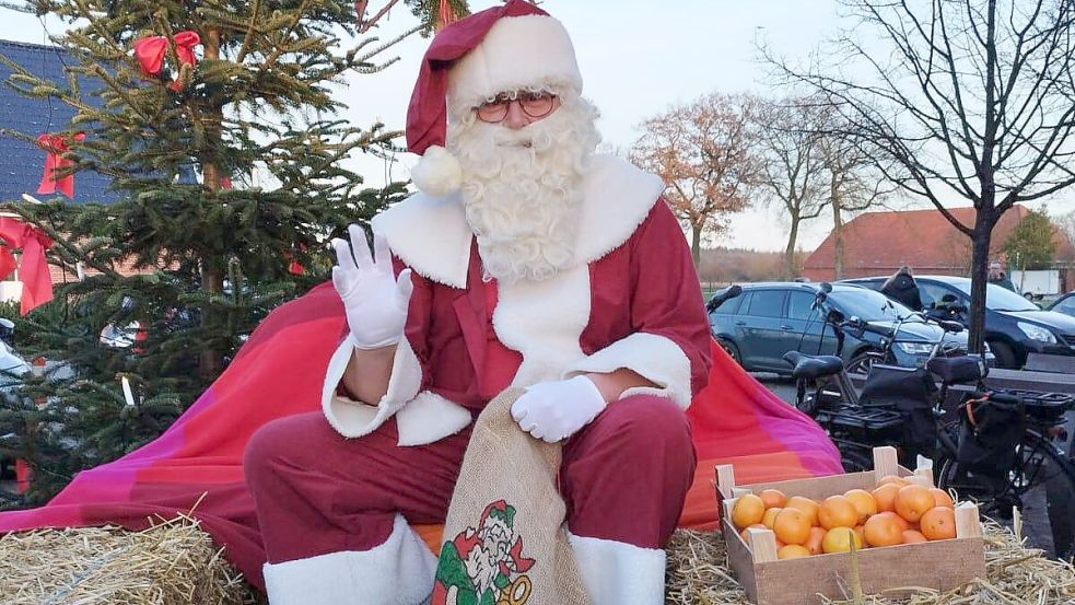 Die Dorfgemeinschaft Wiesederfehn lockt in diesem Jahr wieder mit einem Stargast: Der Weihnachtsmann hat sich angekündigt. Foto: Dorfgemeinschaft Wiesederfehn