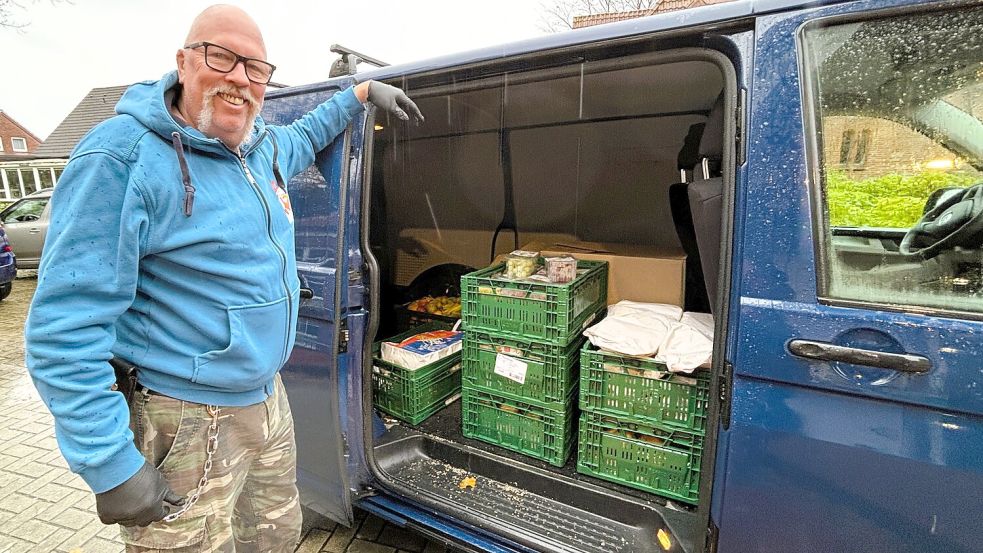 Dirk Sondermann am Vereinsbulli. Damit macht sich der stellvertretende Vorsitzende von Hermas Box auch an diesem Mittwoch auf den Weg zum Tagesaufenthalt für Obdachlose in Aurich. Foto: Nicole Böning