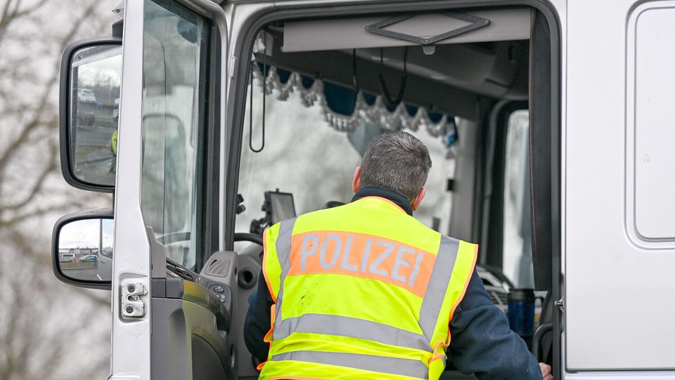Bei einer Kontrolle des gewerblichen Güterverkehrs auf der A1 war nur ein Lkw von acht kontrollierten Fahrzeugen ohne Beanstandung. Foto: Hendrik Schmidt / dpa
