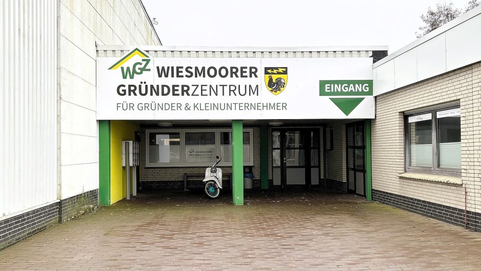 Noch hängt über dem Haupteingang des Gründerzentrums am Hopelser Weg das Schild der Stadt Wiesmoor. Foto: Nicole Böning