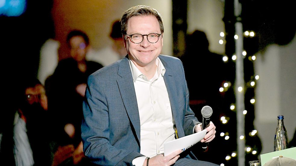 Lars Reckermann (55) ist Chefredakteur der Ostfriesen-Zeitung, des General Anzeigers Rhauderfehn und der Borkumer Zeitung. Seit 2016 lebt der gebürtige Westfale in Norddeutschland. Er plaudert gerne mit Menschen aus Ostfriesland. Deshalb hat er den Podcast „Ein Glas mit Lars“ ins Leben gerufen. Foto: Klaus Ortgies