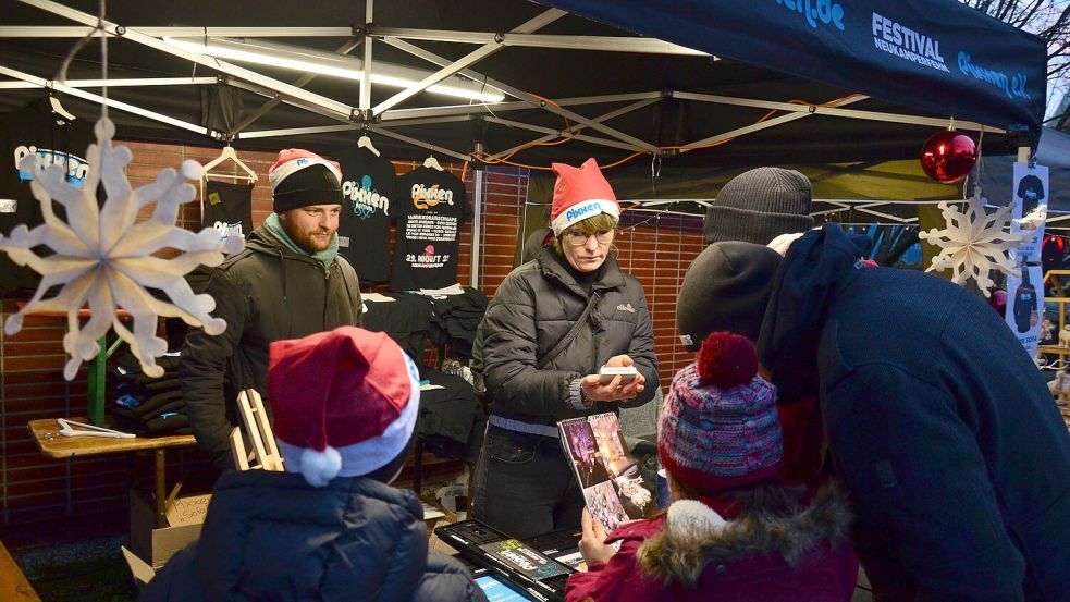 Zum zweiten Mal lud das Pixxen-Team zum Wintermarkt ein und verzauberte die Besucher mit einem bunten Programm aus Musik, Unterhaltung und festlicher Stimmung. Foto: Hannah Lehmann