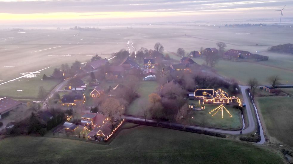 Zahlreiche Häuser in Bingumgaste sind bis in den Giebel mit Lichterketten geschmückt. Foto: Lars Penning/dpa