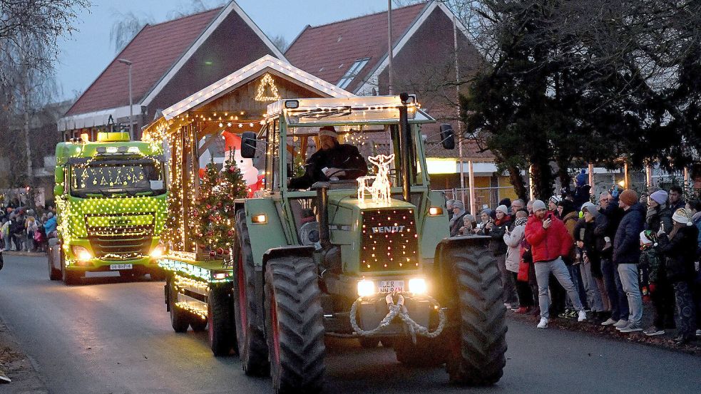Am Sonnabend strömten die Menschen hinaus, um den endlos scheinenden Konvoi aus Lkw und Traktoren zu bestaunen. Foto: Melchert Strohmann