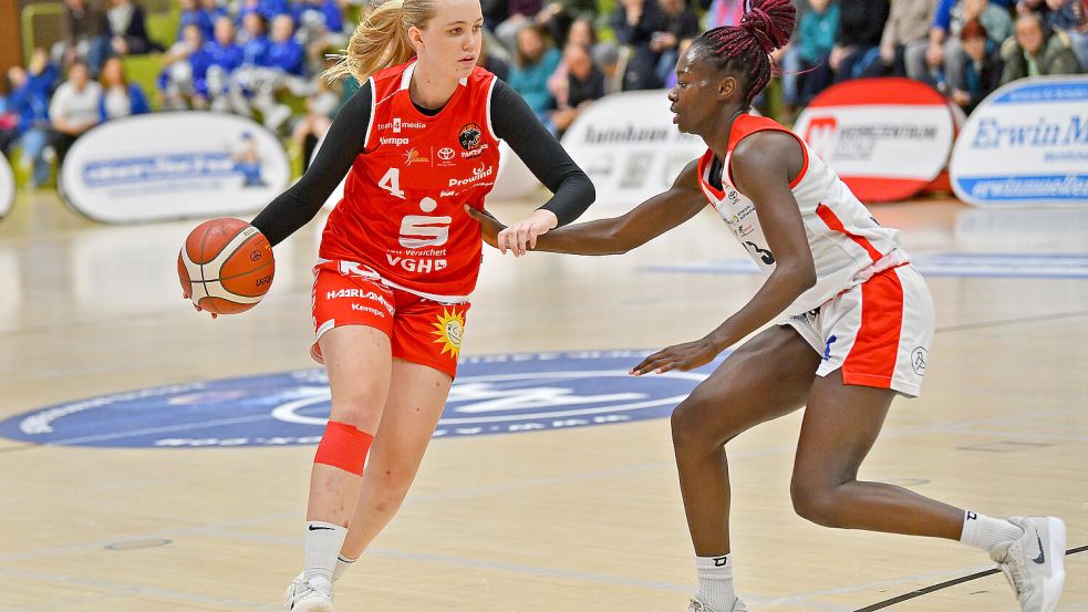 Stina Almqvist (links) und die Panthers kamen stotternd in die Partie in Nördlingen, holten letztlich aber einen dreckigen Sieg in Bayern. Foto: Franz Schulte