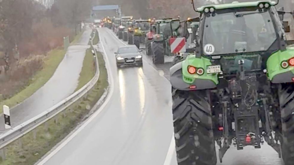 Dicht an dicht fuhren die Traktoren im Konvoi durch Friesland und die Gemeinde Friedeburg. Foto: privat