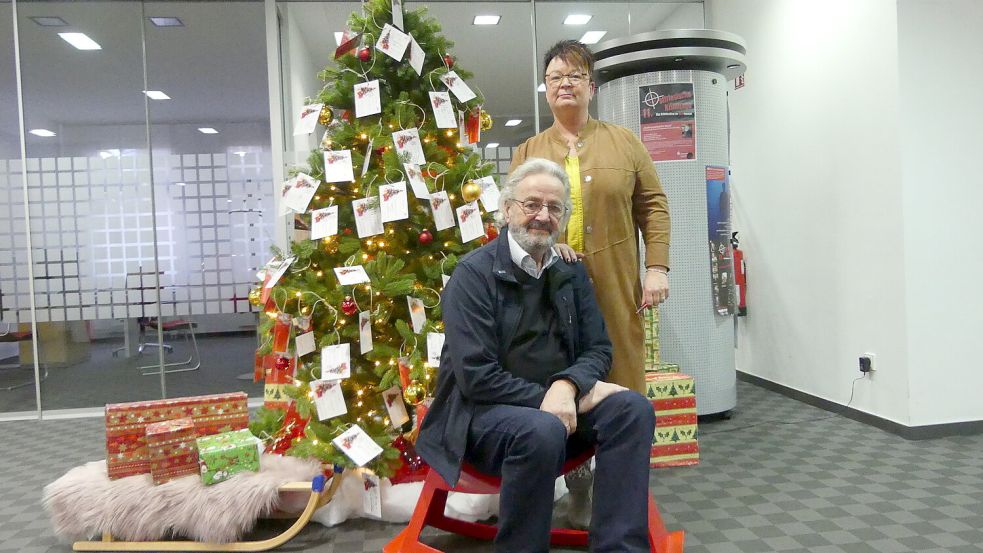 Volker Kraft und Brigitte Kock-Terveen organisieren die Wunschbaumaktion gemeinsam mit einem Team von ehrenamtlichen Helfern. Foto: Tatjana Gettkowski/Archiv