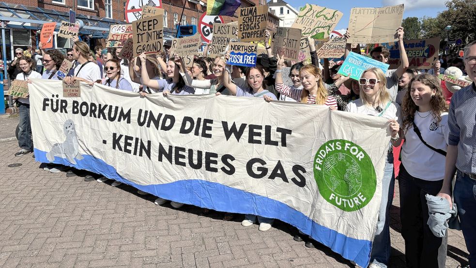 Anfang September hatten Aktivisten und Aktivistinnen von Fridays for Future und zahlreiche andere Demonstranten auf Borkum gegen das Gasprojekt protestiert. Foto: Florian Ferber