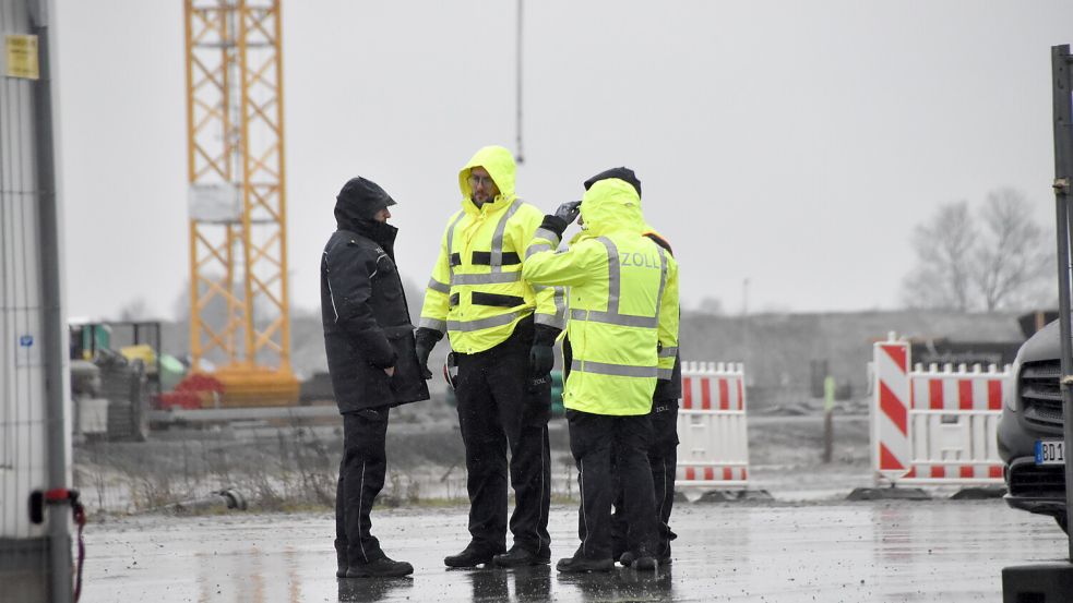 Beamte des Zolls bei der Großkontrolle am vergangenen Donnerstag. Foto: Thomas Dirks