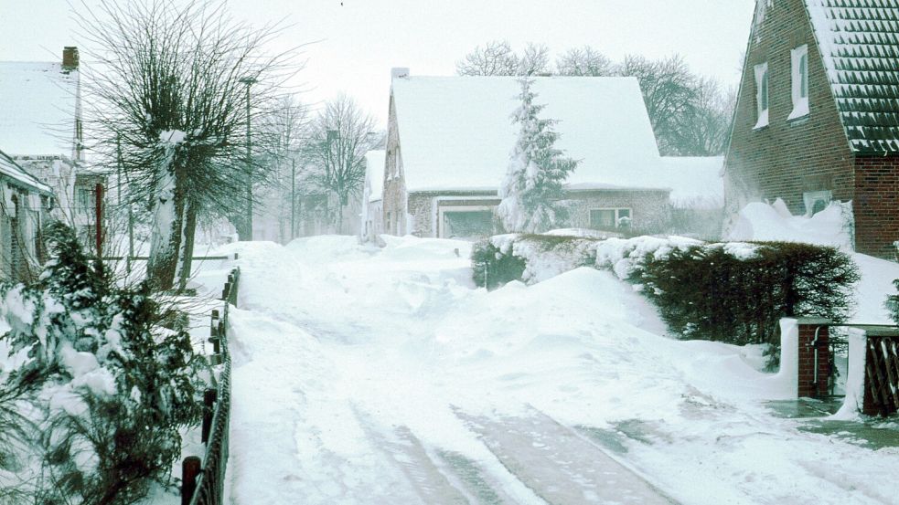 Die Schneekatastrophe 1978/79 sorgte auch in Canum für extreme Schneeverwehungen. Auf vielen Straßen im Ort war kein Durchkommen mehr. Foto: Archiv Helmut Bruns
