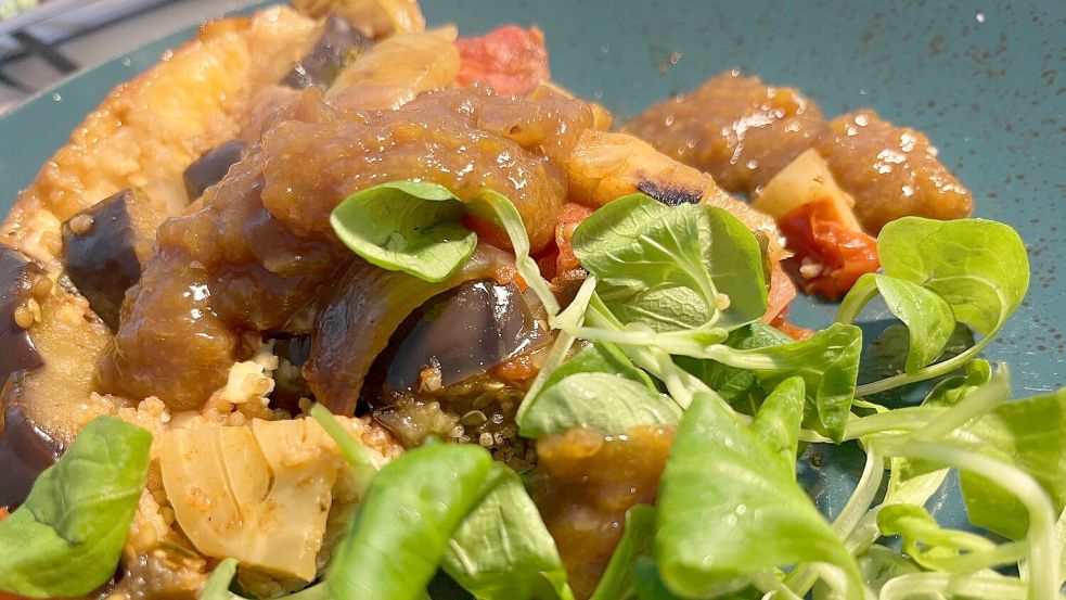 Mit etwas Salat und dem Aprikosendip wird die Tarte serviert. Foto: Carmen Leonhard