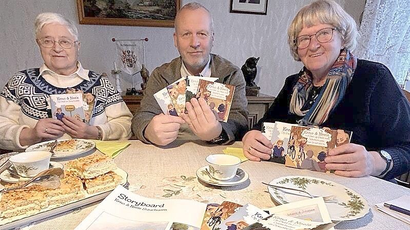 Sophie Linder (von links), Vorsitzende der Plattproters aus Hinte, stellte zusammen mit Bürgermeister Uwe Redenius und Aenne Stralucke, stellvertretende Vorsitzende der Plattproters, die Buchreihe vor. Foto: Stephanie Tomé