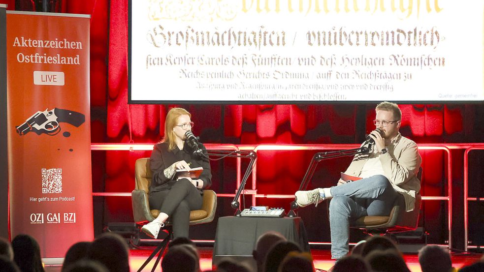 Die Journalisten und Podcast-Hosts Ute Nobel und Daniel Noglik präsentieren 2026 in Leer und Aurich vier echte Kriminalfälle aus Ostfriesland. Foto: Jens Doden