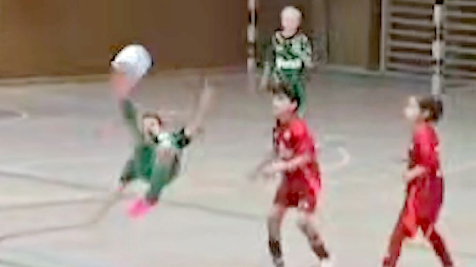 Ein verschwommener Screenshot des traumhaften Moments ändert nichts an der Schönheit des Tores von Wasem Al-Ali im Endspiel in Wiesmoor. Foto: Screenshot/Privat