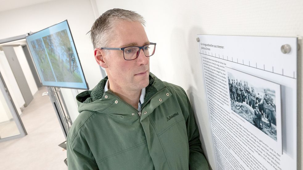 Bürgermeister Heiko Abbas hat den Text in der Ausstellung über das jüdische Leben in Weener verfasst. Interessierte erfahren hier, wer Jakobus Onnen wirklich war und warum sein Name nicht mehr auf dem Denkmal für die Opfer der beiden Weltkriege und des Nazi-Regimes zu lesen ist. Foto: Klaus Orgies