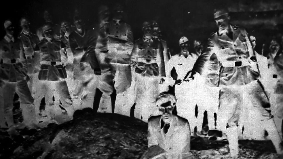 Auf einem der wohl bekanntesten Fotodokumente über die Gräueltaten der SS konnte der aus Tichelwarf stammende Jakobus Onnen von einem Forscherteam um den Historiker Jürgen Matthäus als Todesschütze identifiziert werden. Foto: Photo12/Ann Ronan Picture Library