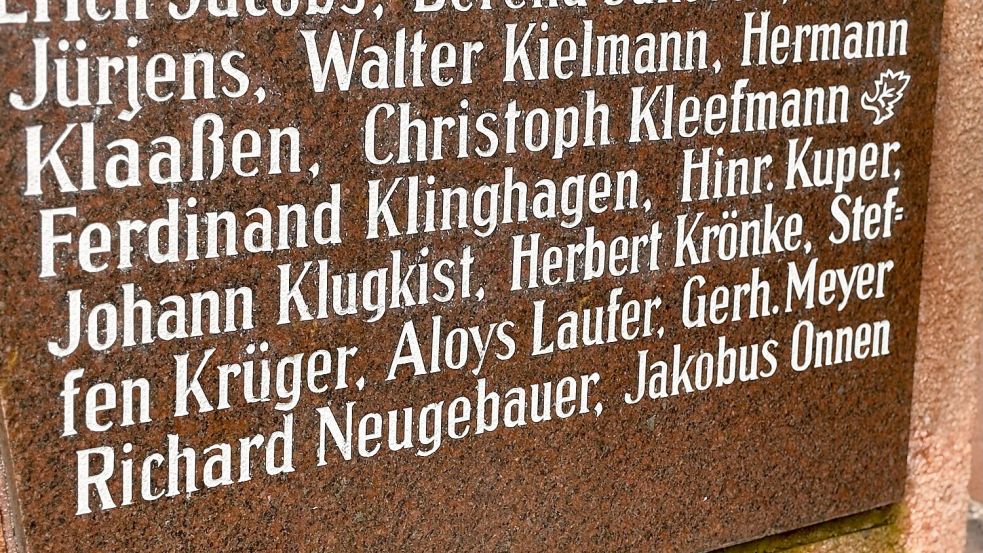 In der kommenden Woche soll der Name Jakobus Onnen auf dem Ehrenmal vor dem Heimatmuseum in Weener zugeklebt werden, nachdem er als Kriegsverbrecher identifiziert wurde. Foto: Tatjana Gettkowski