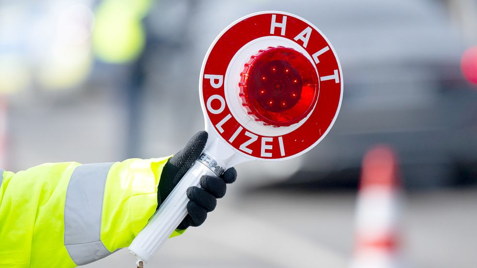 Wer aus dem fließendem Verkehr heraus gewunken wird, sollte der Anweisen folge leisten. Foto: Sven Hoppe/dpa