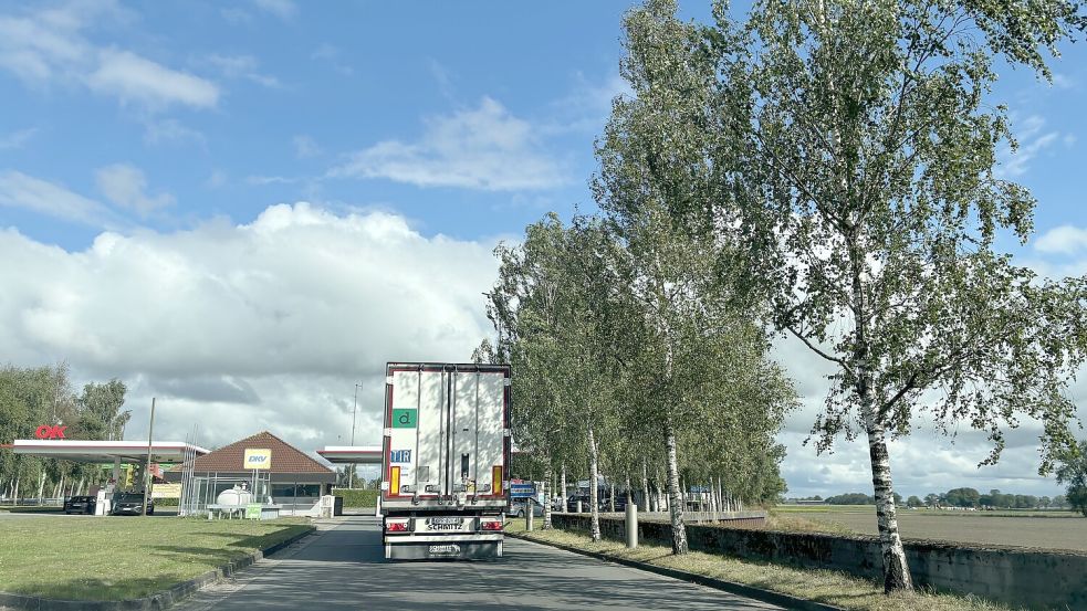 An der Autobahn rollt der Verkehr über einen Rastplatz. Einige Fahrzeuge werden näher kontrolliert. Foto: Vera Vogt/Archiv