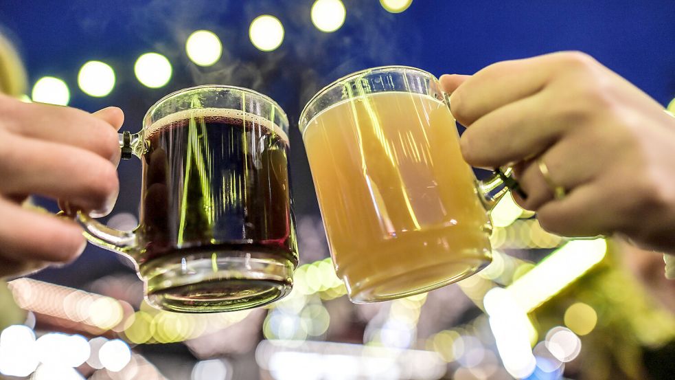 Prost: Auf dem Engelkemarkt treffen sich viele Emder nach Feierabend oder am Wochenende. Foto: Klaus Ortgies/Archiv