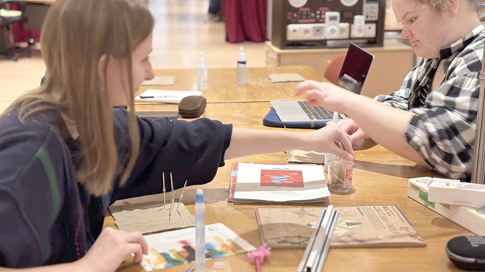 Hier wird gebastelt: Maja Hinze und Lea Radulka genießen die Auszeit. Fotos: Stephanie Schuurman