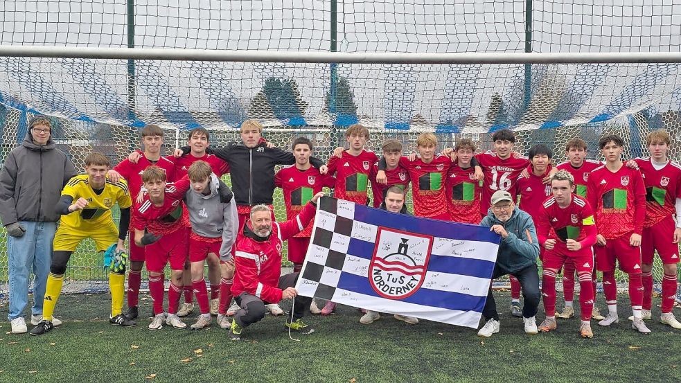 Stolzer Ostfrieslandliga-Meister: Der TuS Norderney ist in die Bezirksliga der A-Junioren aufgestiegen. Foto: Privat