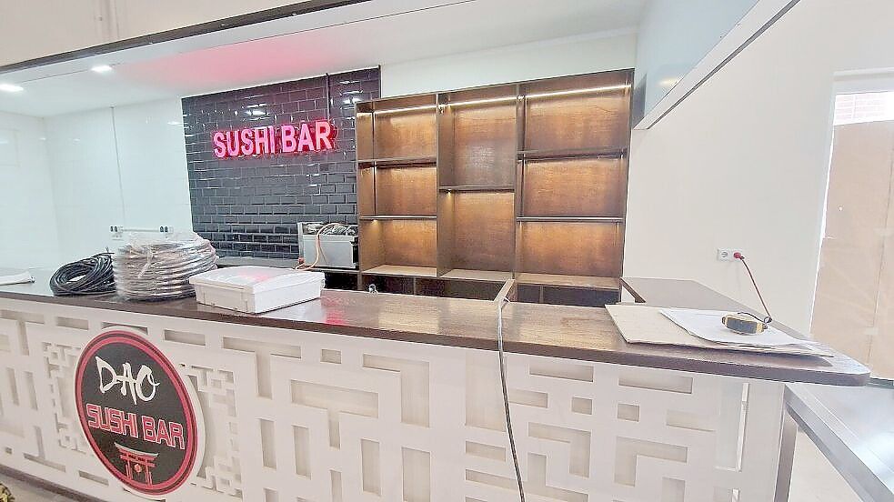 Die Sushi-Bar wartet nur noch darauf, gefüllt zu werden. Doch Freunde asiatischer Küche müssen sich noch weiter gedulden. Foto: Tatjana Gettkowski/Archiv