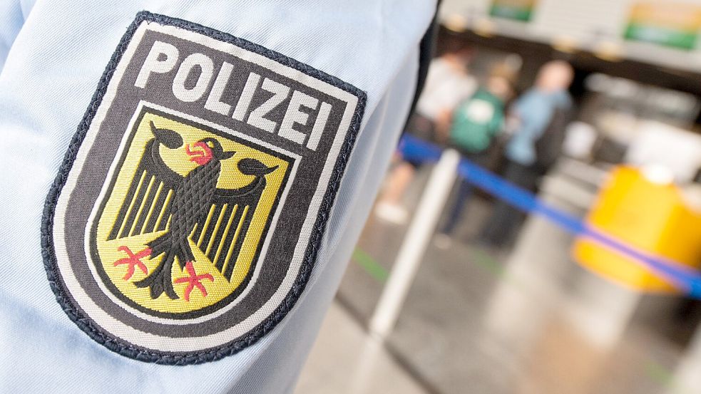 Bei Kontrollen am Bremer Flughafen haben Beamte der Bundespolizei zwei Messer im Handgepäck entdeckt und sichergestellt. Foto: Boris Roessler / dpa