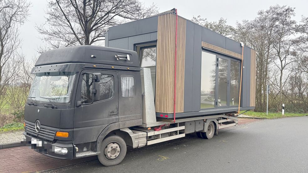 Wurde aus dem Verkehr gezogen: ein Lastwagen mit Tiny House. Foto: Polizei