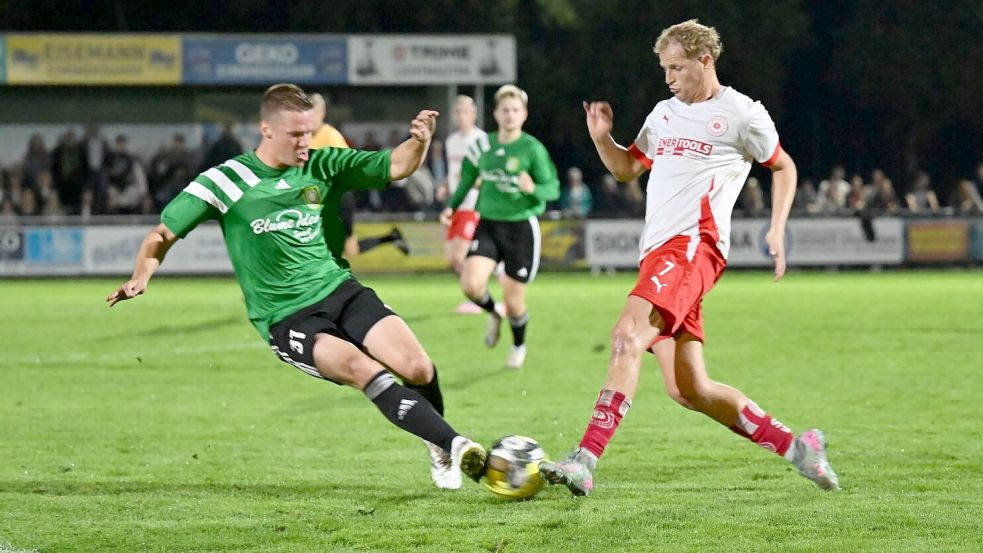 Es ist eine ganz eine Kiste an der Tabellenspitze der Fußball-Bezirksliga. Das direkte Duell zwischen dem TuS Pewsum (links Julian Jauken) und dem SV Großefehn (rechts Holger Wulff) endete mit einem Unentschieden. Beide Teams sind weiterhin ungeschlagen. Foto: Jens Doden, Blomberg