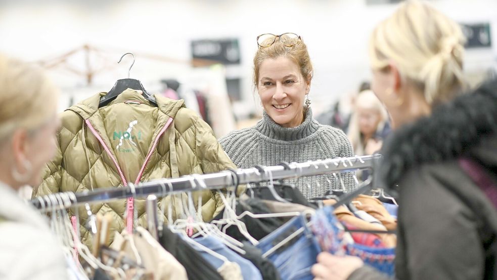 In Messehalle 5 am Bahnhof in Bremen ist an diesem Sonntag ein Flohmarkt für Frauen-Mode. Foto: Claudia Siegel