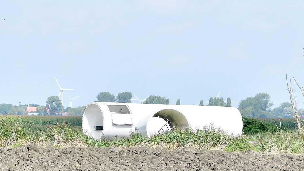 Reste der eigenständig umgerissenen Windkraftanlage auf dem Feld. Im Beisein der Polizei wurden sie Anfang September 2025 abtransportiert. Foto: Heinz Wagenaar/Archiv