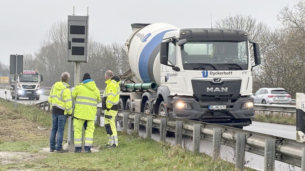 Die letzten Handgriffe und Erklärungen zur neuen Technik gab es für die Mitarbeiter der Verkehrsüberwachung beim Landkreis Friesland direkt vor Ort. Foto: Susanne Ullrich