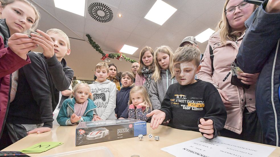 Auch Kinder haben Spaß bei den traditionellen Verknobelungen. Dieses Archivbild entstand im Auricher Carolinenhof. Foto: Klaus Ortgies/Archiv