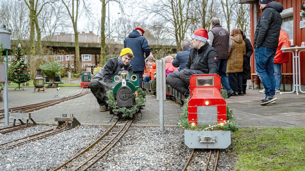 Der Winter-Dampf-Markt bei den Minibahnern in Emden lockt immer viele Kinder und Erwachsene an. Foto: Minibahner/Archiv