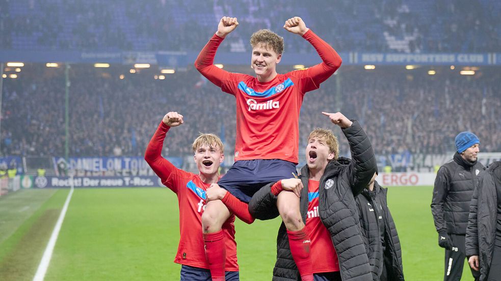 Lasse Rosenboom und Niklas Niehoff ließen Matchwinner Phil Harres nach dem Spiel hochleben. Foto: Imago
