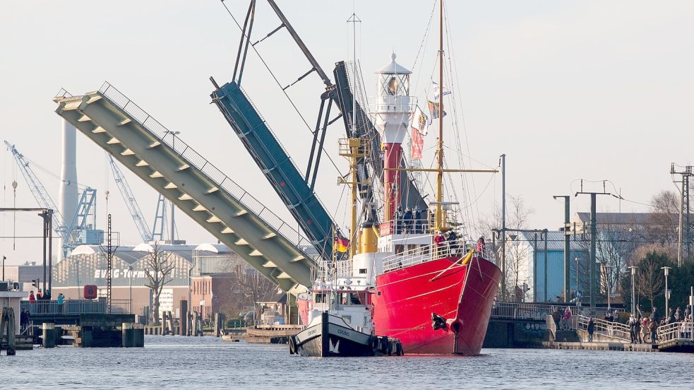 Die Eisenbahn-Klappbrücke in Emden ist seit Jahren störanfällig und wird immer mal wieder repariert. Jetzt soll sie im Sommer 2026 für drei Wochen vollgesperrt sein. Foto: Archiv